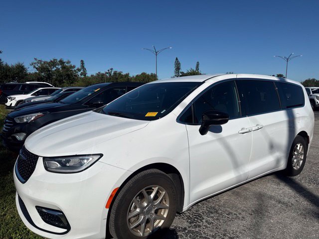 Used 2025 Chrysler Pacifica Select FWD image 4