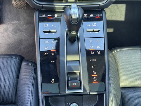 Used 2023 Porsche Macan Turbo AWD/4WD image 21