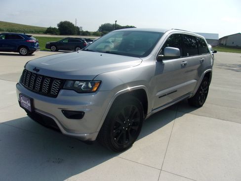 Used 2018 Jeep Grand Cherokee Altitude AWD/4WD image 5