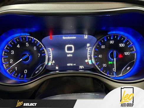 Used 2023 Chrysler Pacifica Limited w/ Uconnect Theater Family Group AWD/4WD image 15