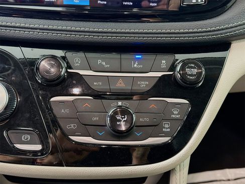 Used 2024 Chrysler Pacifica Limited image 16