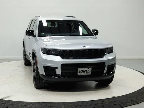 Used 2023 Jeep Grand Cherokee L Laredo RWD image 3