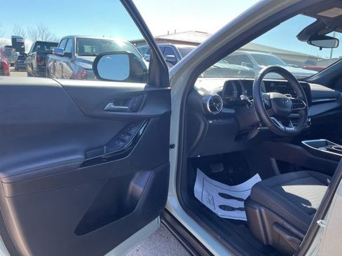 Used 2025 Chevrolet Equinox LT w/ Midnight Edition image 9