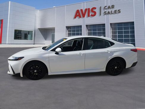 Used 2025 Toyota Camry SE image 2