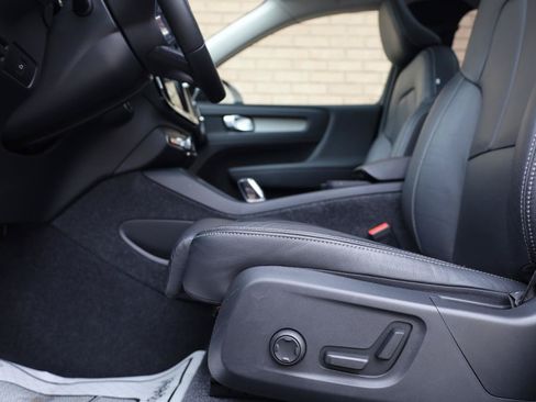 Used 2025 Volvo XC40 B5 Plus AWD/4WD image 16