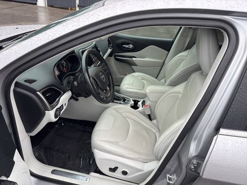 Used 2019 Jeep Cherokee Limited image 9