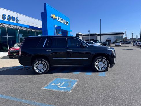 Used 2017 Cadillac Escalade Platinum AWD/4WD image 8