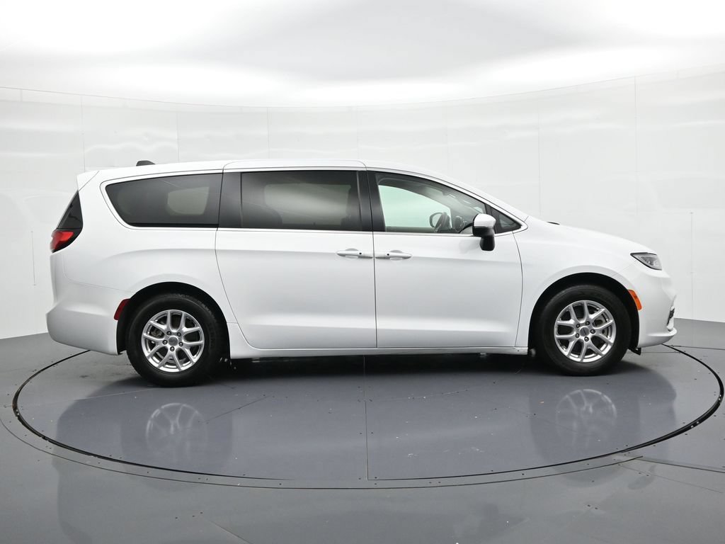 Used 2023 Chrysler Pacifica Touring-L FWD image 5
