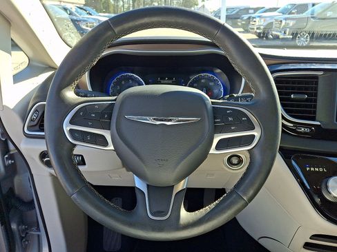 Used 2022 Chrysler Voyager LX image 18