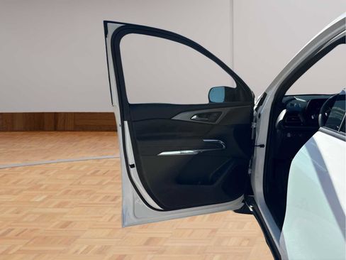 Used 2025 Chevrolet Traverse LT w/ Midnight/Sport Edition image 9