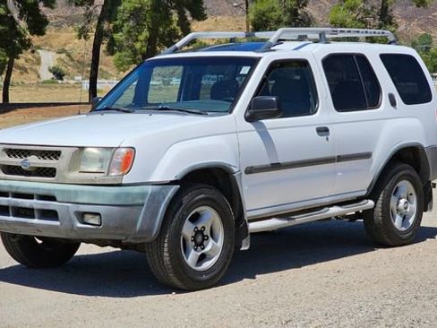 Used 2001 Nissan Xterra SE image 2
