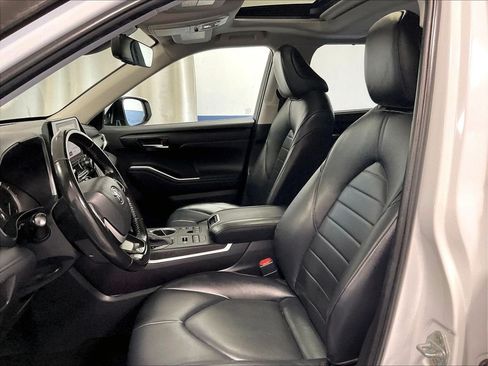 Used 2023 Toyota Highlander XLE AWD/4WD image 10