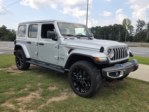 Used 2024 Jeep Wrangler Unlimited Sahara AWD/4WD image 4