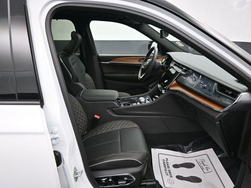 Used 2025 Jeep Grand Cherokee L Summit image 8