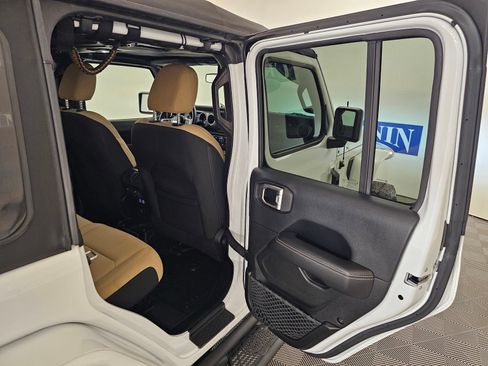 Used 2018 Jeep Wrangler Unlimited Sahara AWD/4WD image 21
