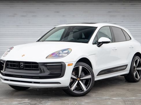 Certified 2025 Porsche Macan image 1