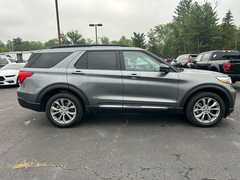 Used 2024 Ford Explorer XLT w/ Equipment Group 202A AWD/4WD image 4