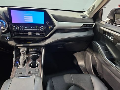 Used 2023 Toyota Highlander Platinum FWD image 11