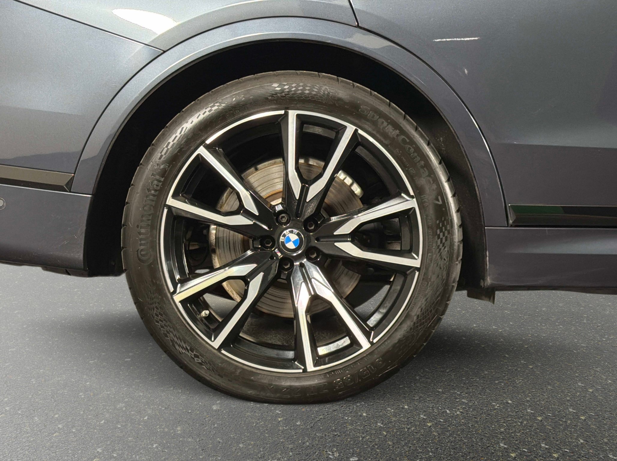 Used 2021 BMW X7 xDrive40i w/ M Sport Package AWD/4WD image 5