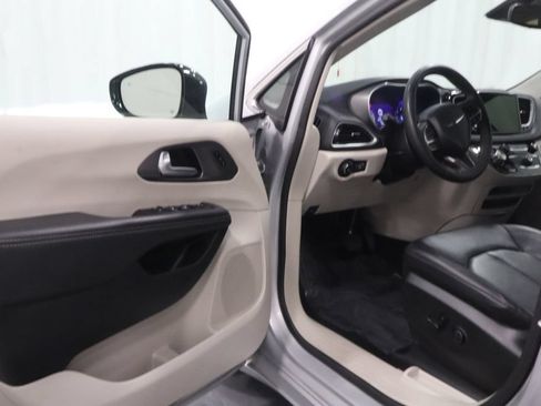 Certified 2024 Chrysler Pacifica Touring-L FWD image 8