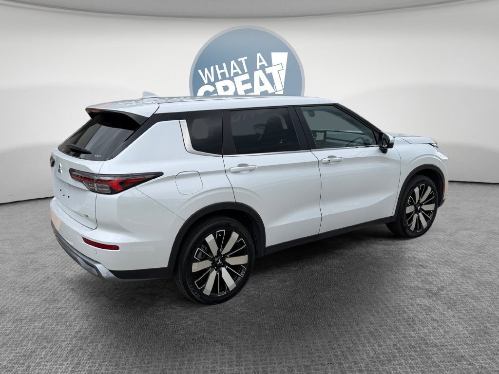 Used 2025 Mitsubishi Outlander SE AWD/4WD image 3
