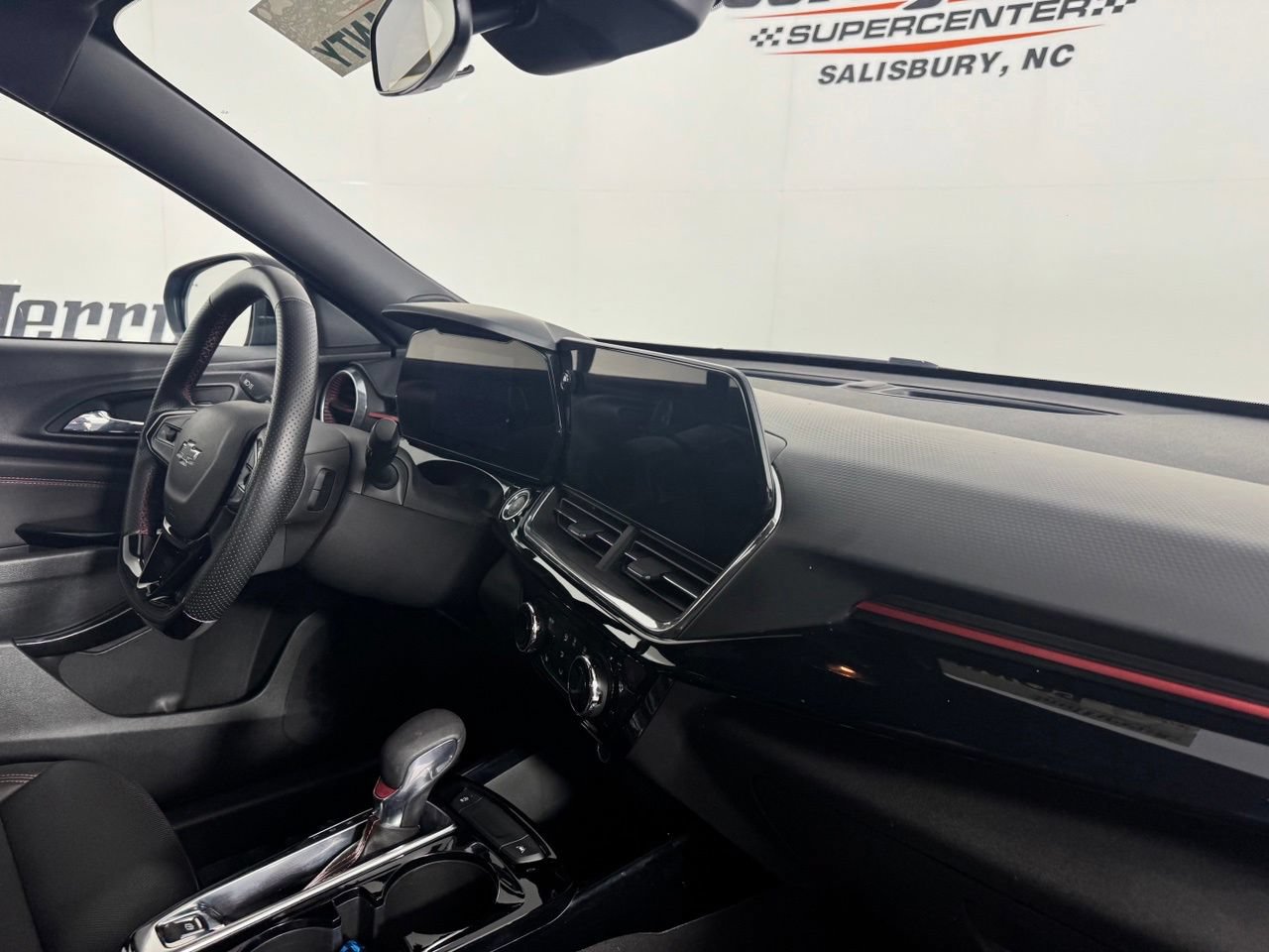 Used 2025 Chevrolet Trax RS w/ Driver Confidence Package FWD image 32