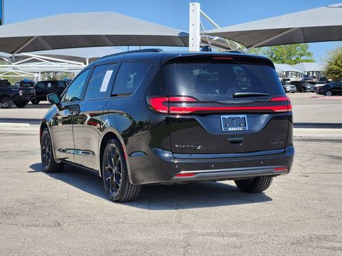 Used 2025 Chrysler Pacifica Limited FWD image 7