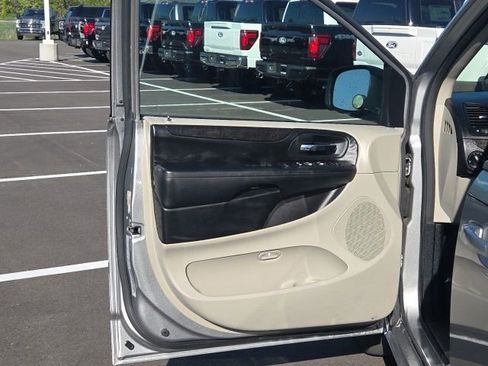 Used 2016 Dodge Grand Caravan SXT FWD image 24