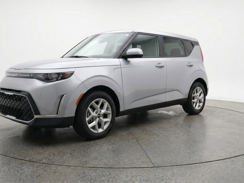 Used 2025 Kia Soul LX w/ LX Technology Package FWD image 3