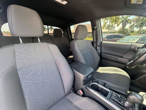 Used 2018 Toyota Tacoma TRD Off-Road AWD/4WD image 11