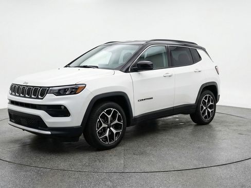 Used 2025 Jeep Compass Limited image 3