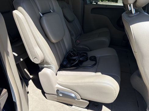 Used 2014 Chrysler Town & Country Touring-L w/ Driver Convenience Group FWD image 15