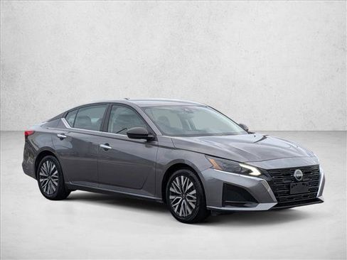 Used 2024 Nissan Altima 2.5 SV image 3