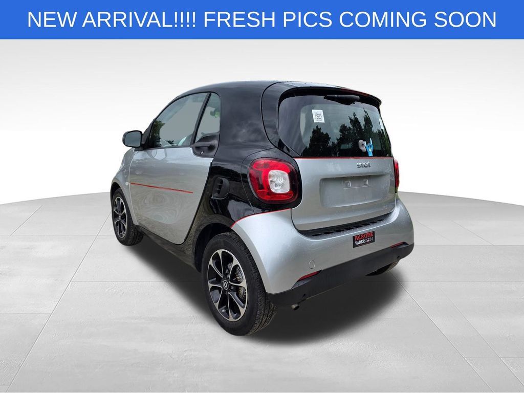 Used 2016 smart fortwo passion RWD image 5