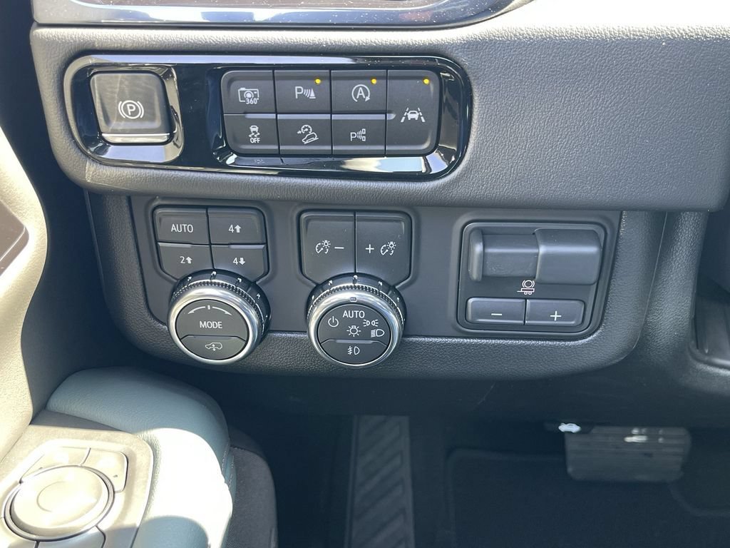 New 2026 GMC Yukon XL AT4 w/ AT4 Premium Plus Package AWD/4WD image 18