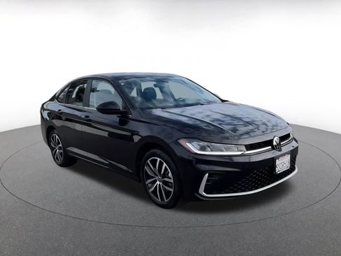 Used 2025 Volkswagen Jetta SE image 2