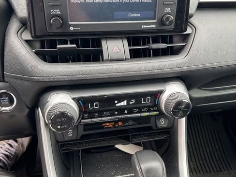 Used 2022 Toyota RAV4 XLE w/ Convenience Package FWD image 2