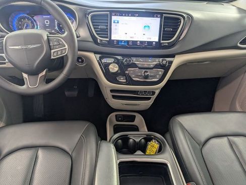 Used 2023 Chrysler Pacifica Touring-L image 24