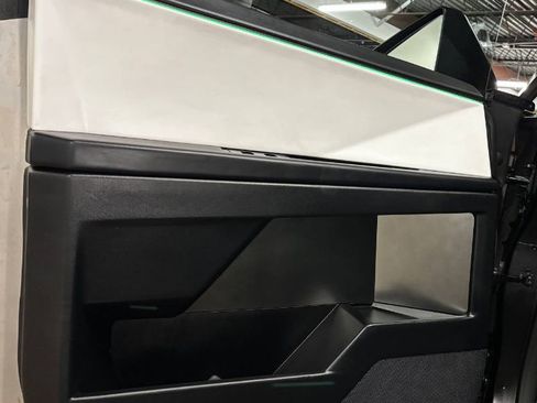 Used 2024 Tesla Cybertruck AWD Crew Cab image 18