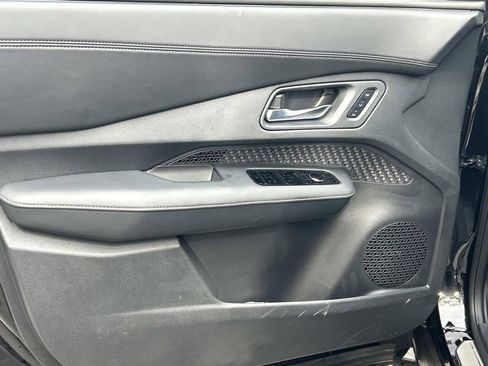 New 2025 Nissan Ariya AWD image 17