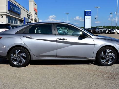 Used 2025 Hyundai Elantra Sport FWD image 2