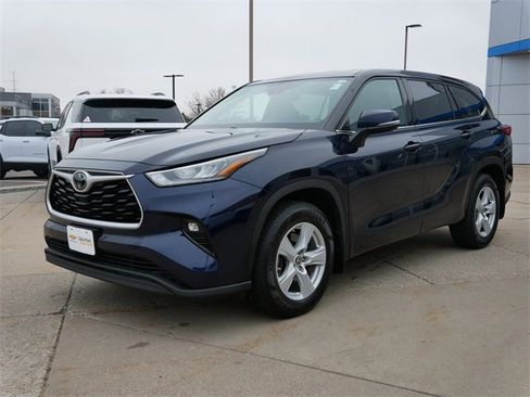 Used 2020 Toyota Highlander LE image 3