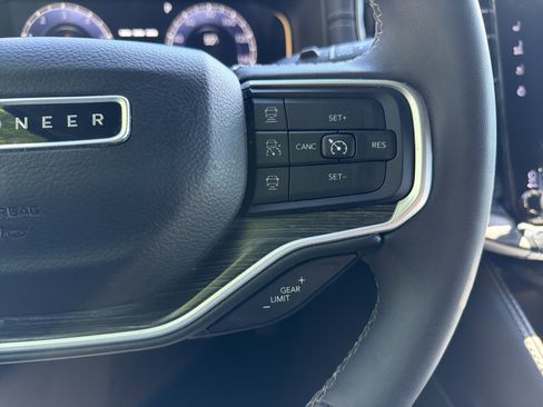 Used 2024 Jeep Wagoneer L Series II w/ Flexible Seating Group AWD/4WD image 19