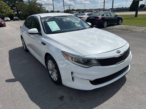 Used 2018 Kia Optima LX w/ 17" Alloy Wheels Package FWD image 3