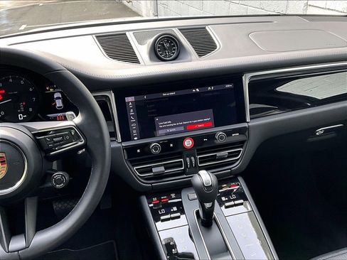 Certified 2026 Porsche Macan AWD/4WD image 10