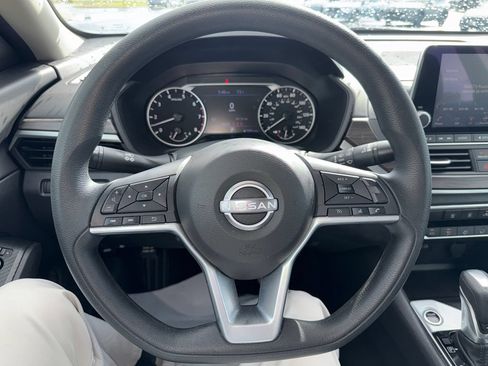 Used 2025 Nissan Altima 2.5 SV FWD image 17