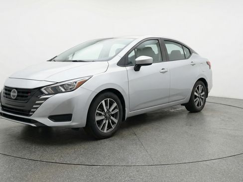 Used 2025 Nissan Versa SV image 3