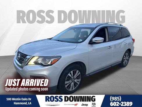 Used 2017 Nissan Pathfinder SV FWD image 1