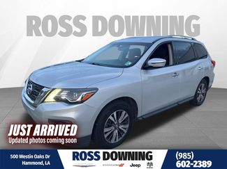 Used 2017 Nissan Pathfinder SV FWD video 1