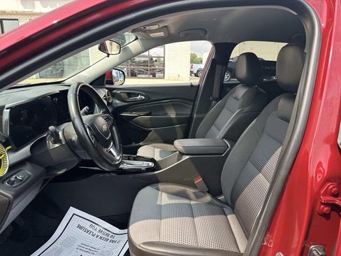 Certified 2024 Chevrolet Trax LT w/ Driver Confidence Package FWD image 17
